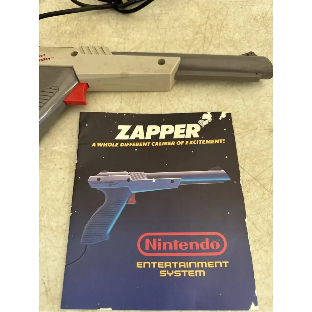 Nintendo NES Zapper Duck Hunt Light Gun Gray NES-005 1985 W/booklet